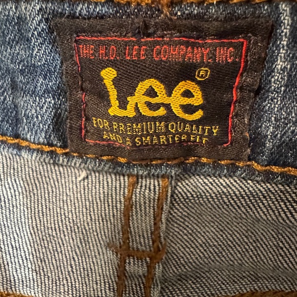 Lee Flare Jeans Nw/o tags frayed hem w/ slit at bottom of flared leg- Size 6med - Picture 4 of 11